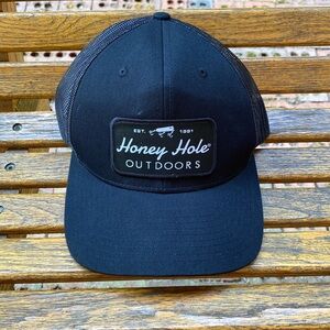 NWOT Honey hole outdoors est. 1991 black SnapBack fishing hat 6 panel mesh back